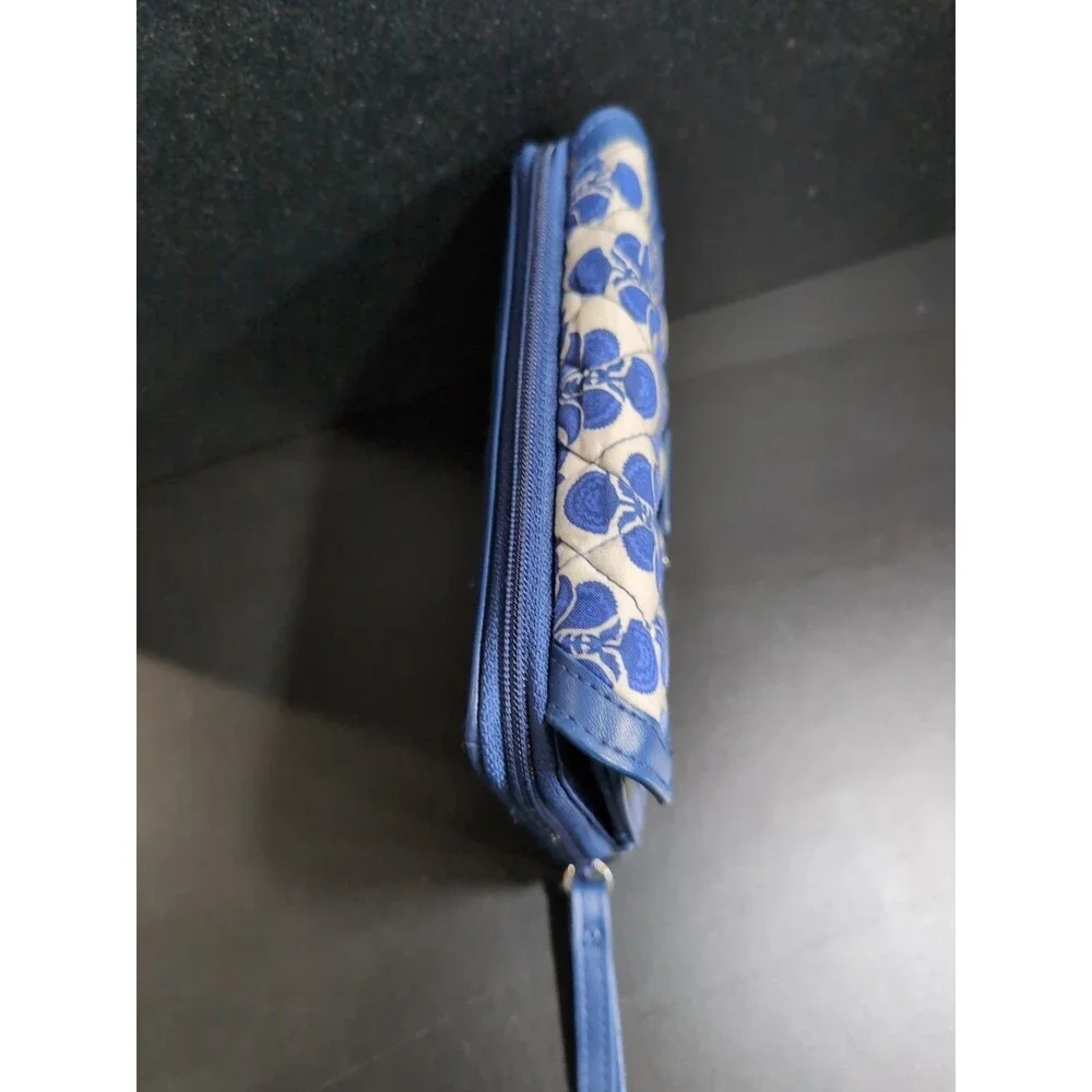 VERA BRADLEY COBALT BLUE TILES WRISTLET WALLET TRIFOLD ID SLOTS CARD CASH - Picture 7 of 16